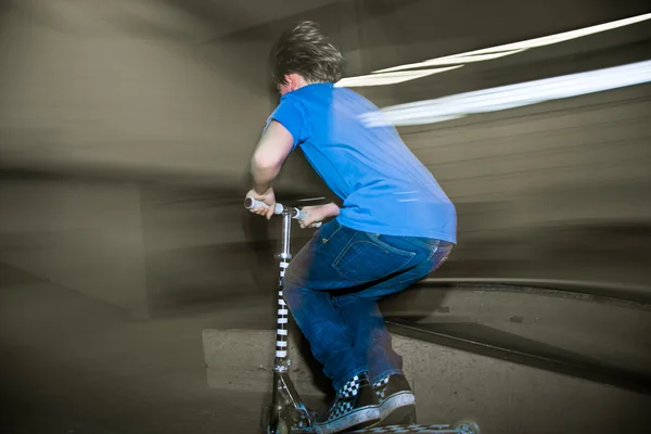 Menino com scooter está indo para o ar — Fotografia de Stock