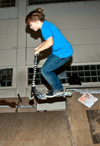 Chico con scooter va en el aire — Foto de Stock