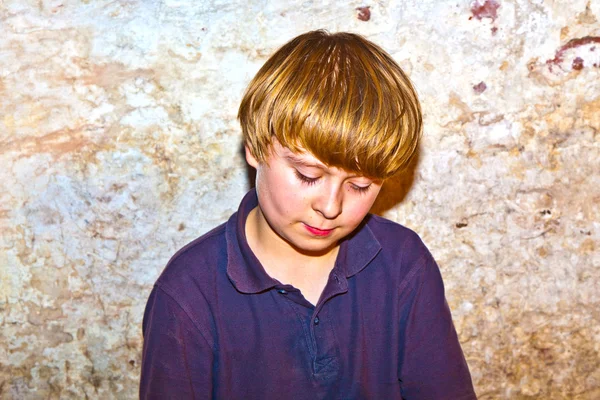 Portrett av en trist ung gutt – stockfoto