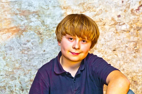 Bonito jovem menino com idade tijolo fundo — Fotografia de Stock