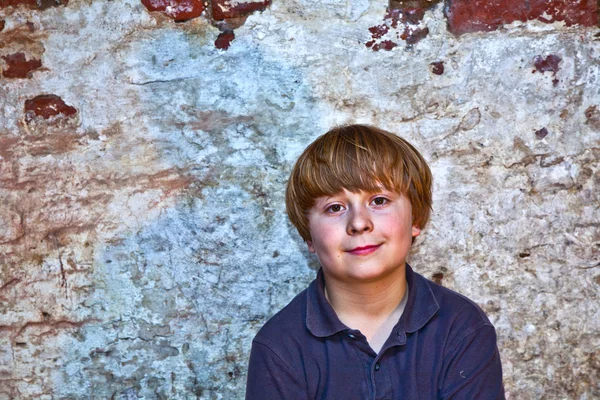 Junge im Keller mit Scheinwerfer — Stockfoto