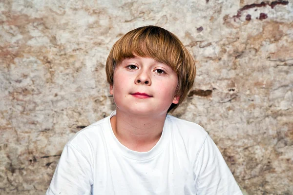 Junge mit hellbraunen Haaren und braunen Augen lockt freundlich — Stockfoto