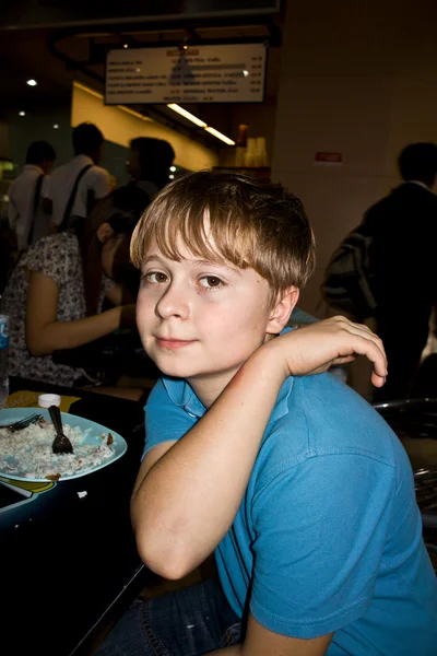 Europeo chico disfruta descansando en un asiático restaurante — Foto de Stock