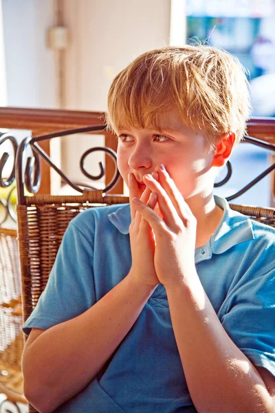 Plavovlasý chlapec Vypadá překvapeně — Stock fotografie