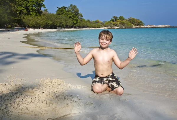 Chicos juegan en la playa con figuras de arena y construcción —  Fotos de Stock