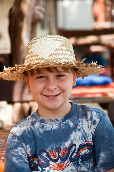 Αγόρι είναι χαλαρωτική, χαμογελαστός και χαρούμενος και έχει ένα υπόλοιπο στον ήλιο στο — Φωτογραφία Αρχείου