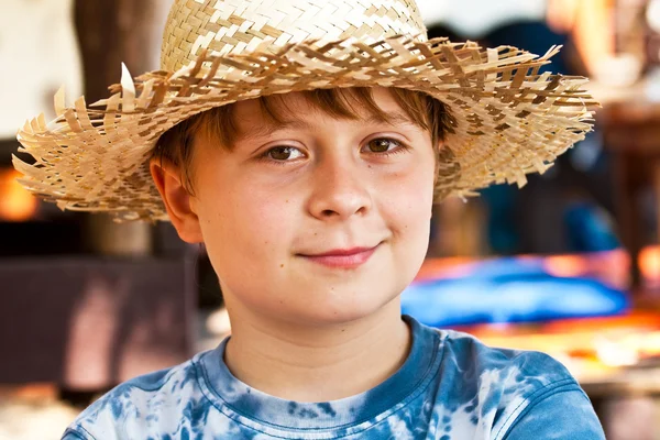 Kleiner Junge mit Strohhut ist glücklich und lächelt — Stockfoto