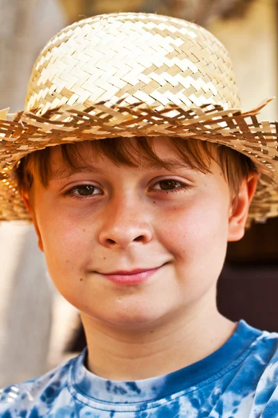 Giovane ragazzo con cappello di paglia è felice e sorride — Foto Stock