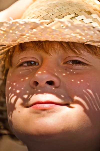Menino com chapéu de palha é feliz e sorri — Fotografia de Stock