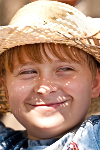Νεαρό αγόρι με το ψάθινο καπέλο είναι ευτυχισμένος και να χαμογελά — Φωτογραφία Αρχείου