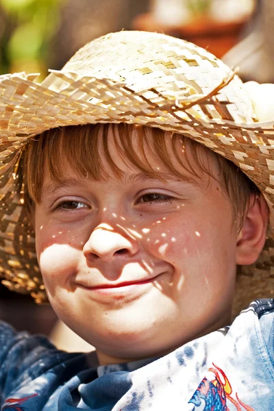 Kleiner Junge mit Strohhut ist glücklich und lächelt — Stockfoto