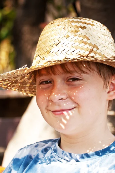 小男孩带草帽是快乐和微笑 — 图库照片