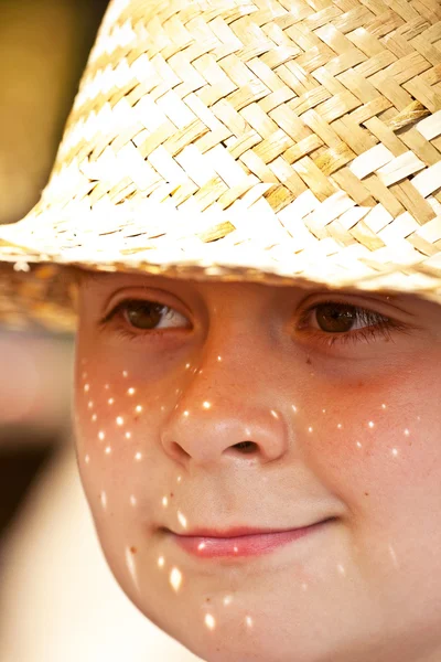 Młody chłopiec Słomkowy kapelusz jest szczęśliwy i uśmiecha się — Zdjęcie stockowe