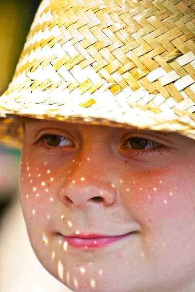 Niño con sombrero de paja es feliz y sonríe — Foto de Stock