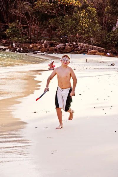 Mladík s potápěčskou maskou je chůze na krásné pláži, en — Stock fotografie