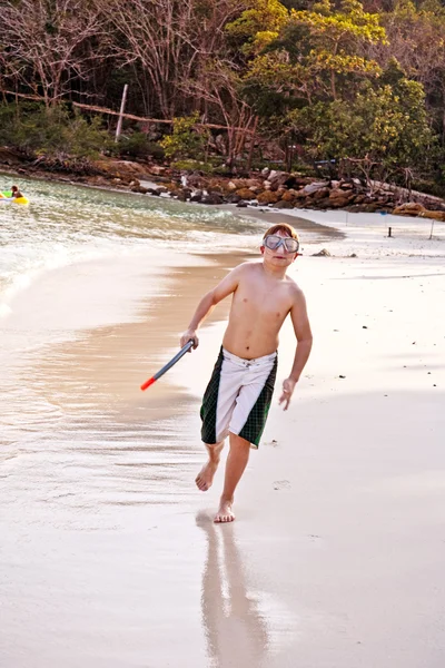 Ung pojke med dykning mask promenerar på den vackra stranden, sv — Stockfoto