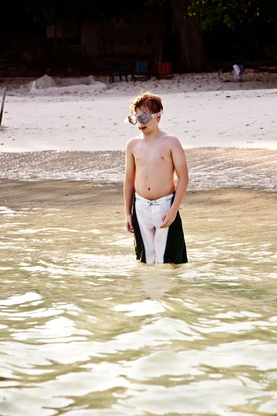 Menino com máscara de mergulho está caminhando na bela praia, en — Fotografia de Stock