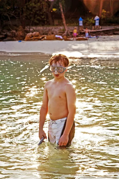 Young boy with diving mask is walking at the beautiful beach, en — Stock Photo, Image
