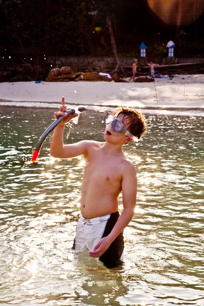 Młody chłopak z maska nurkowa jest chodzenie na pięknej plaży, pl — Zdjęcie stockowe