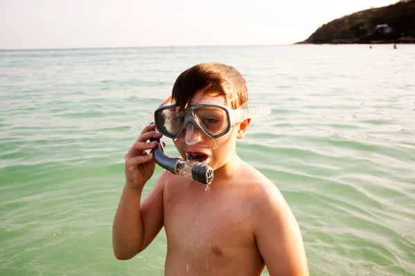 Młody chłopak stoi w piękne czyste morze, ciesząc się w — Zdjęcie stockowe