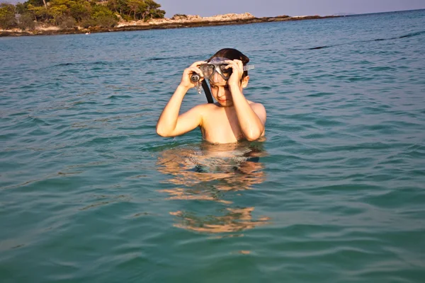 Joven niño está de pie en el hermoso mar claro, disfrutando de la w —  Fotos de Stock