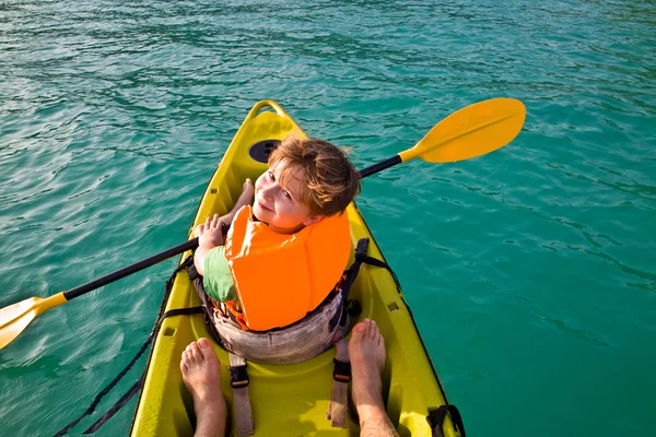 Αγόρι κουπιά σε ένα κανό στον ωκεανό με ασφάλεια δυτικά — Φωτογραφία Αρχείου