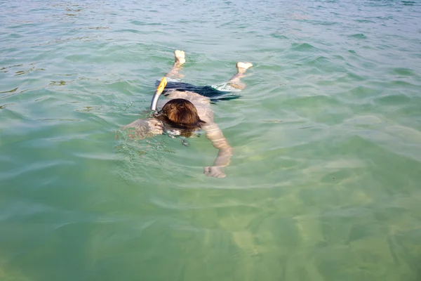Chlapec má rád šnorchlování v čisté vodě — Stock fotografie
