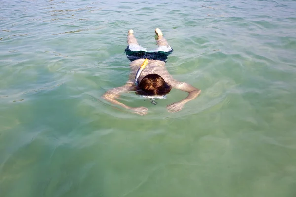 Νεαρό αγόρι αρέσει να αναπνευστήρας στα καθαρά νερά — Φωτογραφία Αρχείου