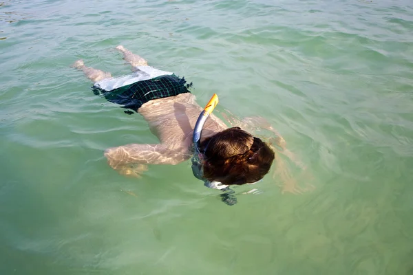Genç çocuk temiz su içinde şnorkel seviyor. — Stok fotoğraf
