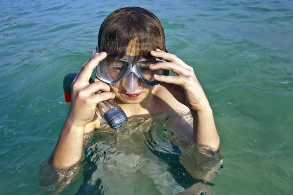 Junge schnorchelt gern im klaren Wasser — Stockfoto