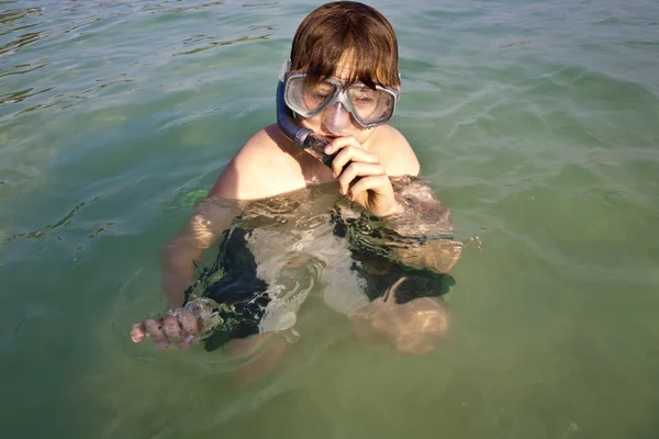 若い男の子はきれいな水でシュノーケ リングが好きです。 — ストック写真