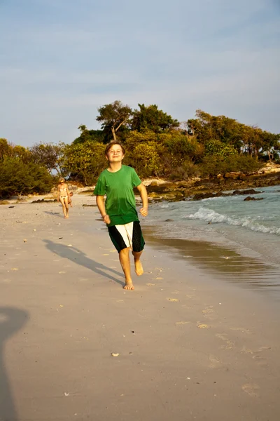Mutlu genç çocuk güzel plaj boyunca çalışıyor — Stok fotoğraf