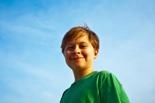 Glücklich lächelnder kleiner Junge mit blauem Himmel iris up his a — Stockfoto
