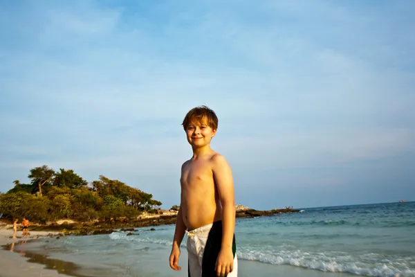Feliz sorrindo jovem menino com fundo azul céu íris até o seu um — Fotografia de Stock