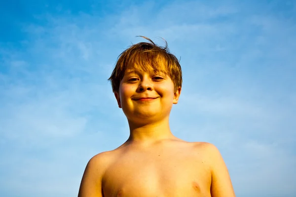 Feliz niño sonriente con fondo azul cielo iris hasta su un —  Fotos de Stock