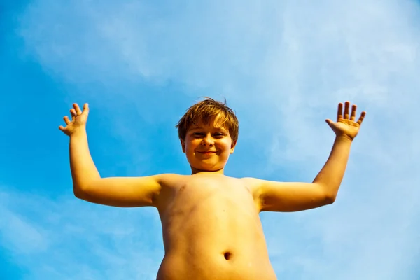 Feliz niño sonriente con fondo azul cielo iris hasta su un —  Fotos de Stock