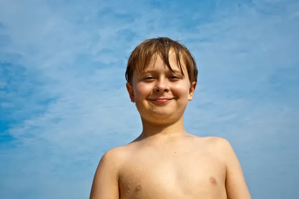 Usmíval se šťastný mladík s hnědými vlasy a očima na pláži — Stock fotografie