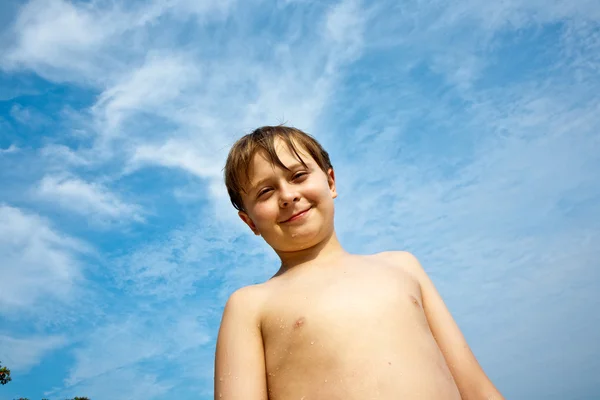 快乐的棕色的头发和眼睛在沙滩上的小男孩微笑 — 图库照片