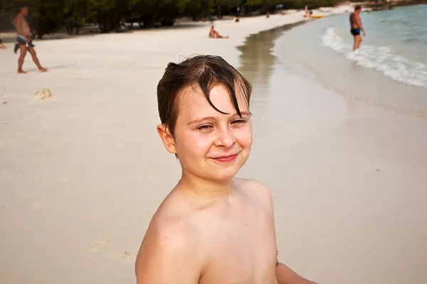Boldog fiatal fiú barna nedves haj mosolygó, és élvez a — Stock Fotó
