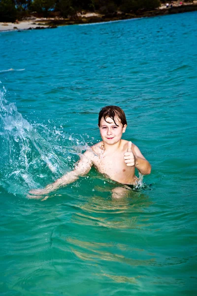 Giovane ragazzo felice con i capelli castani gode di giocare nella bella — Foto Stock