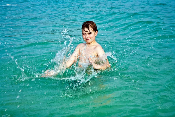 Joven niño feliz con el pelo castaño disfruta jugando en la hermosa — Foto de Stock