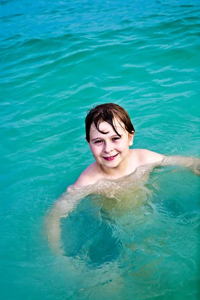 Νεαρό αγόρι ευτυχής με καστανά μαλλιά απολαμβάνει να παίζει στην όμορφη — Φωτογραφία Αρχείου