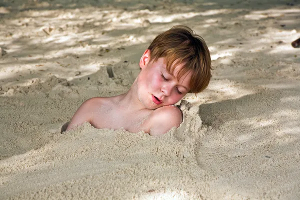 快乐的小男孩在海滩上的细沙所涉 — 图库照片