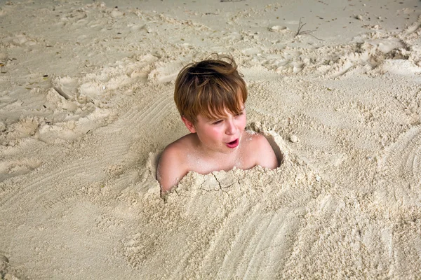 Ince kumlu plajda kapsadığı mutlu çocuk — Stok fotoğraf