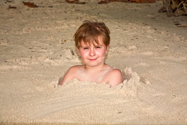 행복 한 어린 소년 정밀한 모래 바닷가에 의해 보호 — 스톡 사진