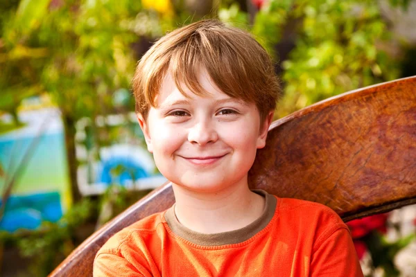 Νεαρό αγόρι στην παραλία χαμογελαστός και αυτο αυτοπεποίθηση — Φωτογραφία Αρχείου