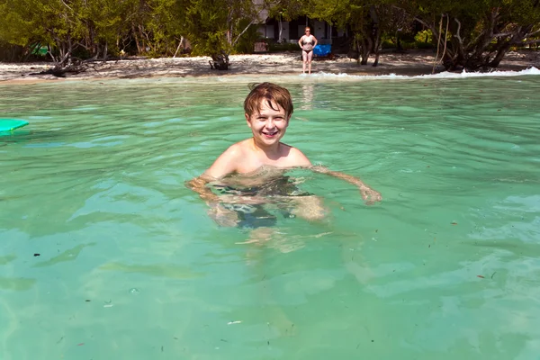Genç çocuk açık sıcak Denizde yüzme sahiptir ve eğlence var — Stok fotoğraf