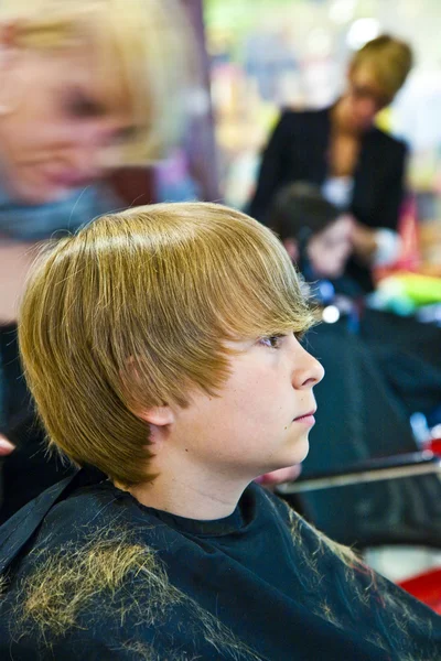Молодий хлопчик у перукарні — стокове фото