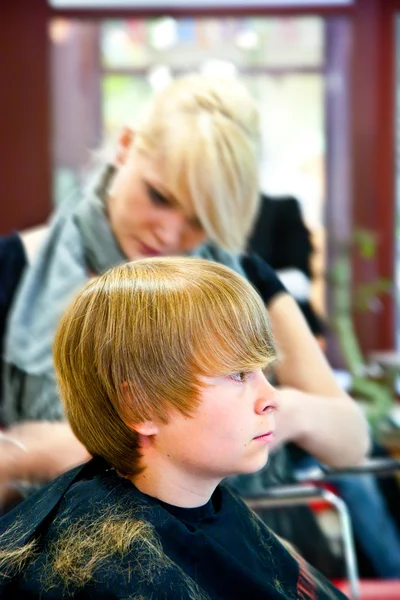 微笑的年轻男孩在美发师 — 图库照片