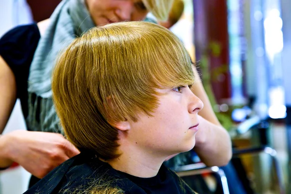 Jeune garçon chez le coiffeur — Photo